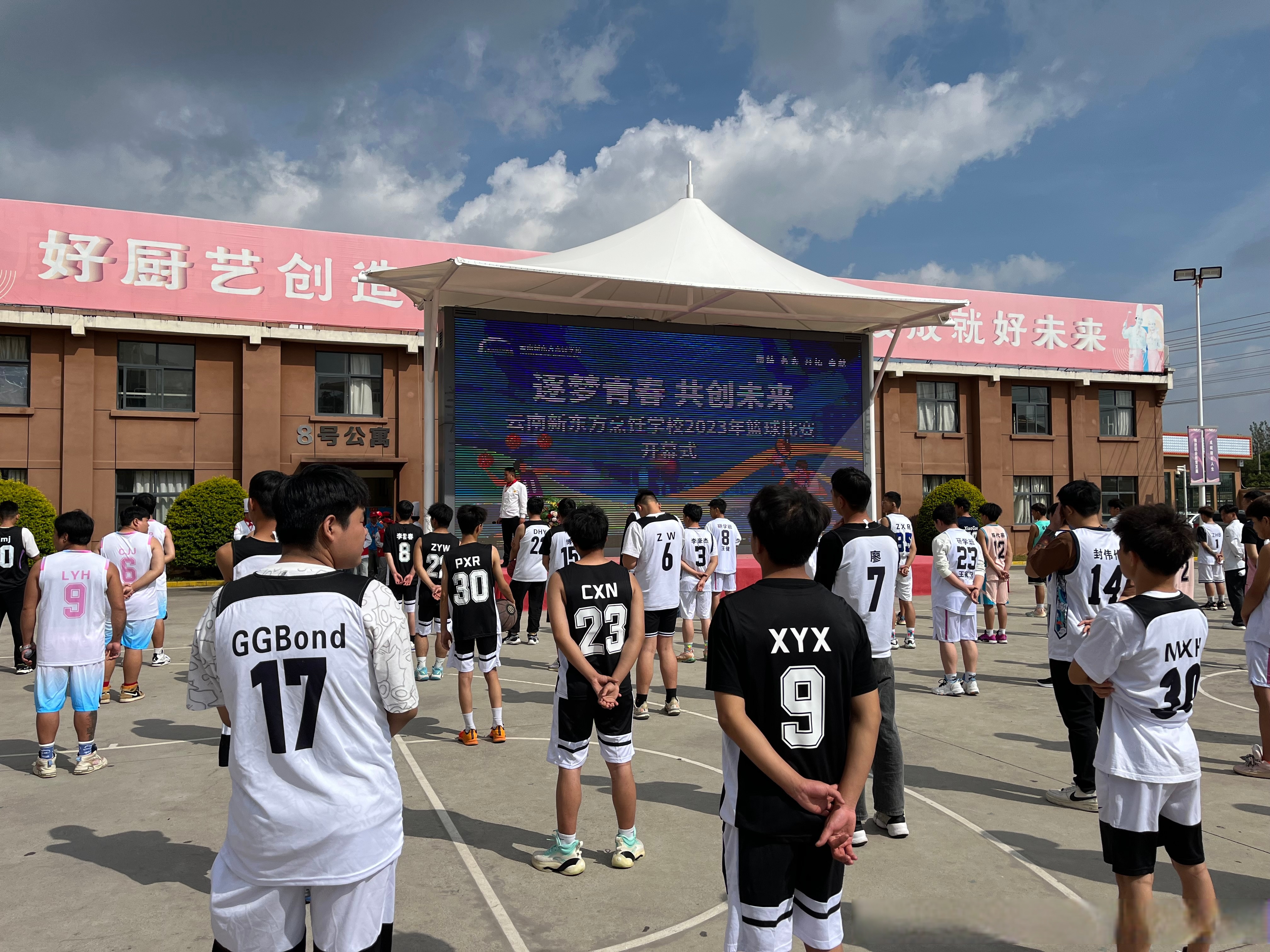 一场激情澎湃的比赛轮番上演，势不可挡的简单介绍