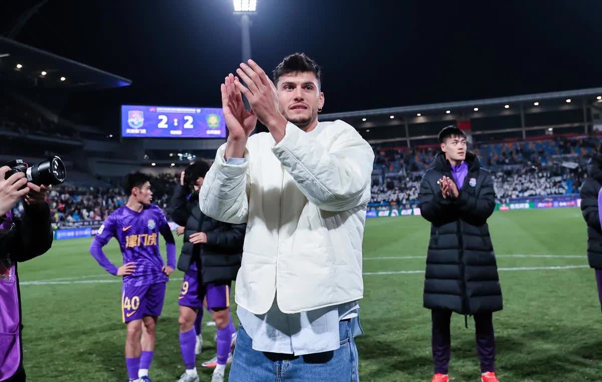 球队在国际赛事中夺冠，成为焦点话题，掌声雷动