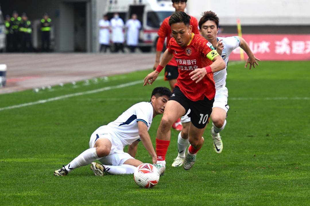 足球明星在赛场上闪耀,领先对手,势不可挡 足球明星在赛场上闪耀,领先对手,势不可挡