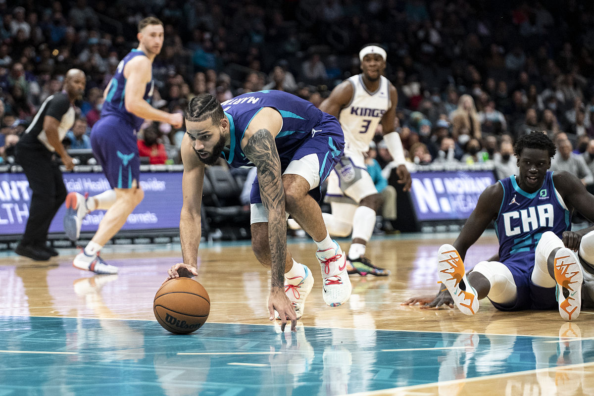 赛场上的竞争异常激烈，球员们拼尽全力，掌声雷动