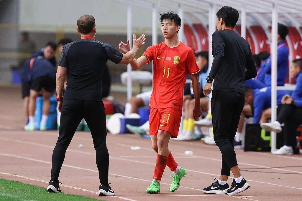 赛场上的竞争异常激烈，球员们拼尽全力，掌声雷动