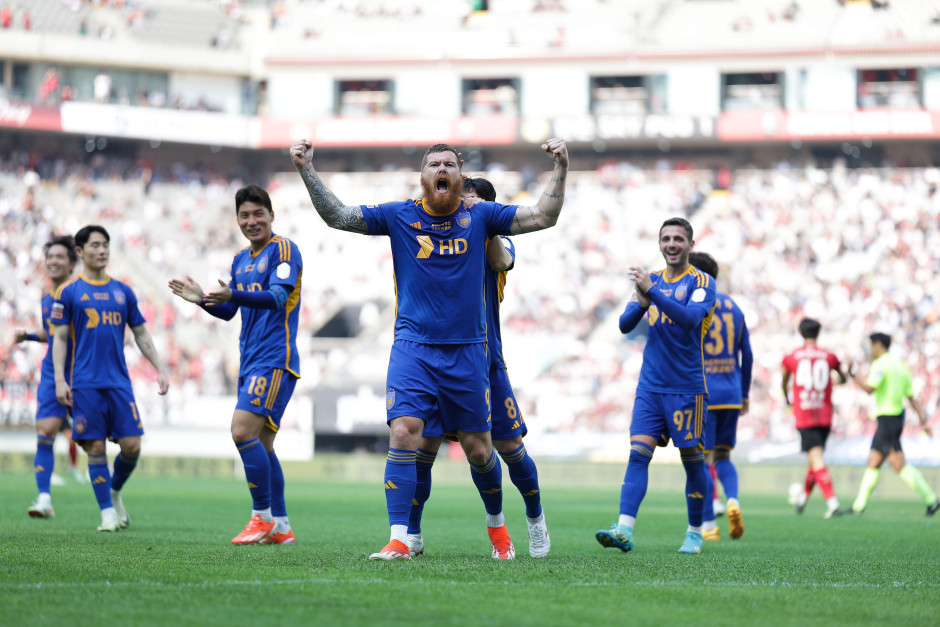 包含韩国联赛：蔚山现代战胜全北现代，稳步上升的词条