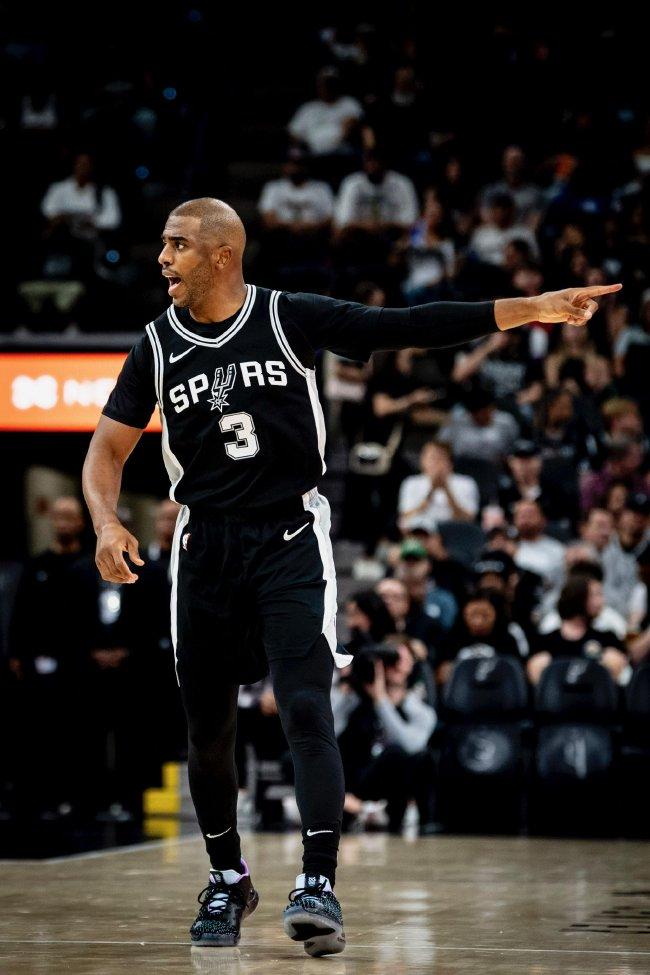 雷霆不敌马刺，保罗拼尽全力，掌声雷动