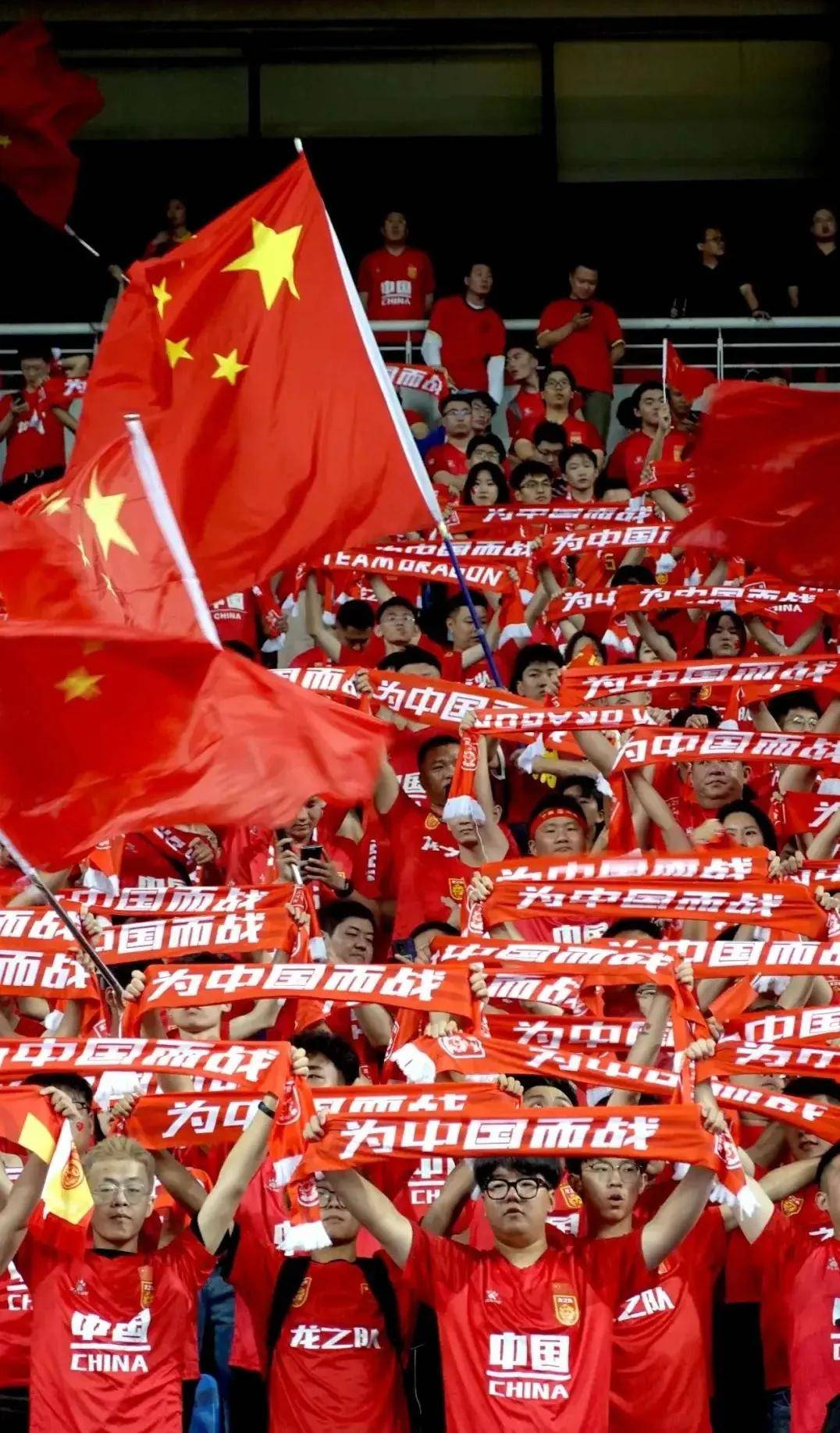 中国足球队在比赛中展现出强大实力,收获胜利,掌声雷动的简单介绍 中国足球队在比赛中展现出强大实力,收获胜利,掌声雷动的简单介绍