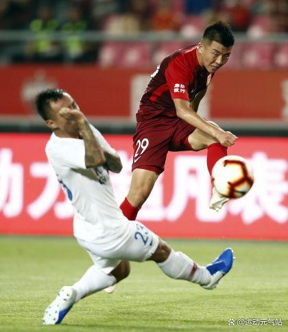 中国足球队在比赛中展现出强大实力,收获胜利,掌声雷动的简单介绍 中国足球队在比赛中展现出强大实力,收获胜利,掌声雷动的简单介绍