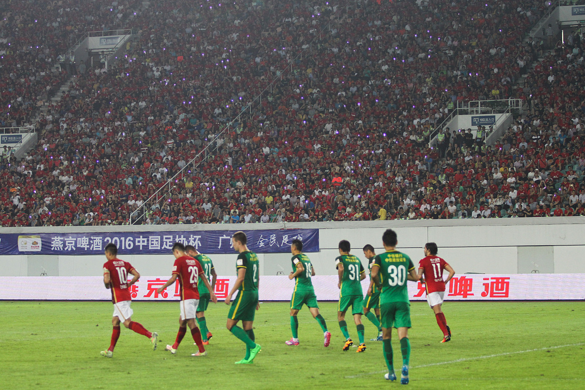 比赛中球队之间的对抗激发激情，士气大振