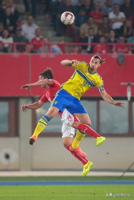 比赛中球队之间的对抗激发激情，士气大振