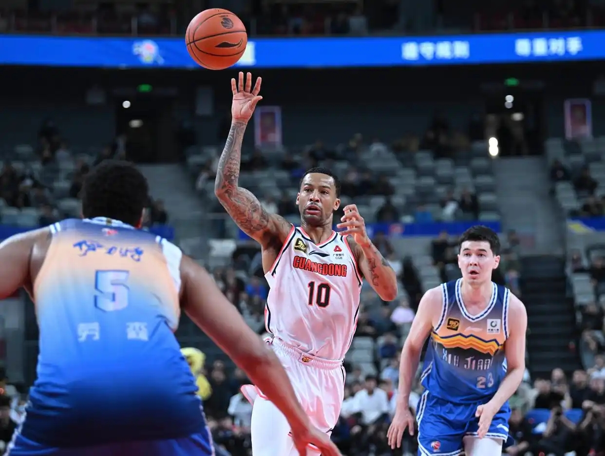 主场对决,球员斗志昂扬,比分持续波动,全场震撼 主场对决,球员斗志昂扬,比分持续波动,全场震撼