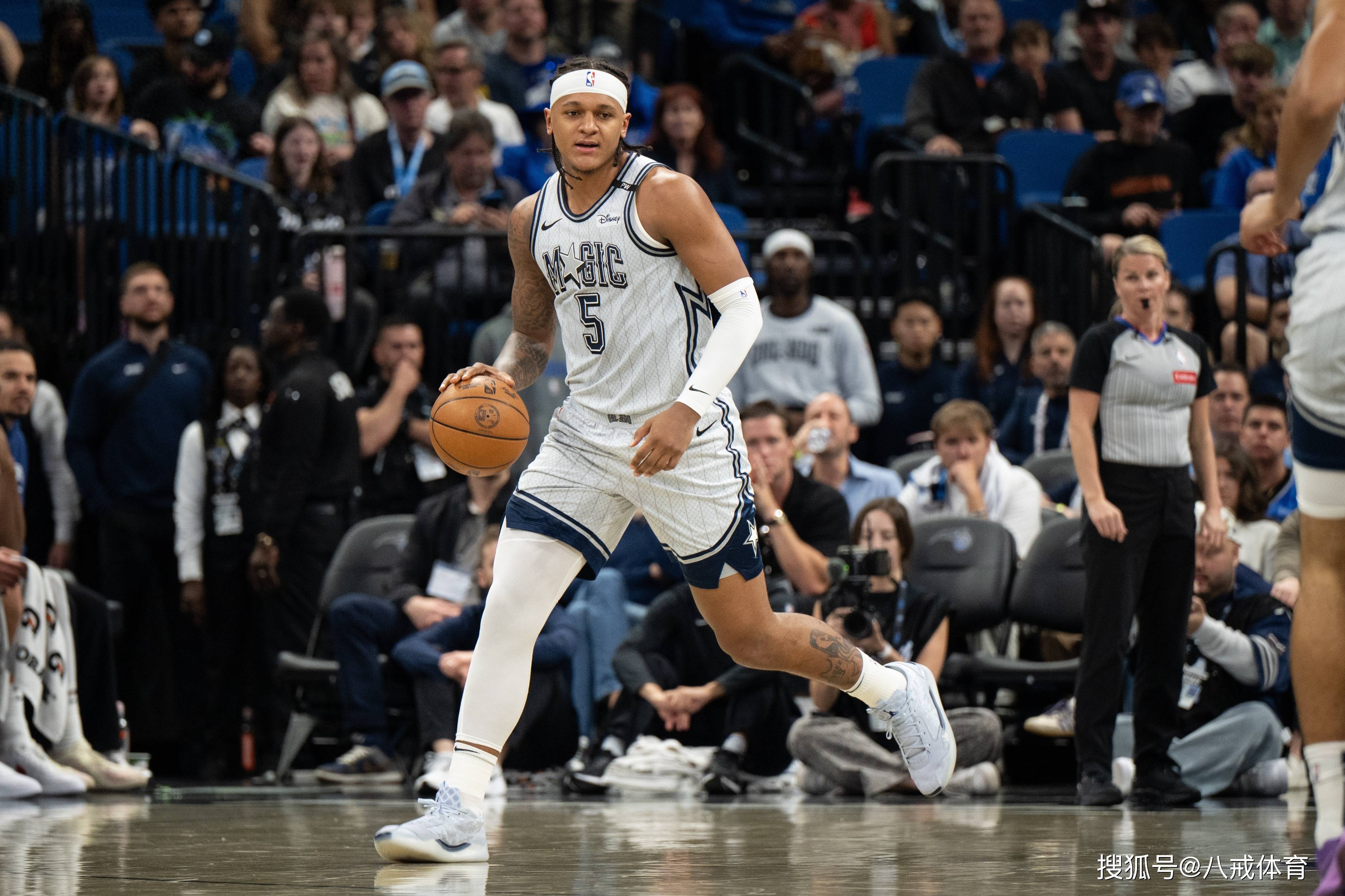 爵士主场力克凯尔特人,再次占据榜首,引发热议的简单介绍 爵士主场力克凯尔特人,再次占据榜首,引发热议的简单介绍