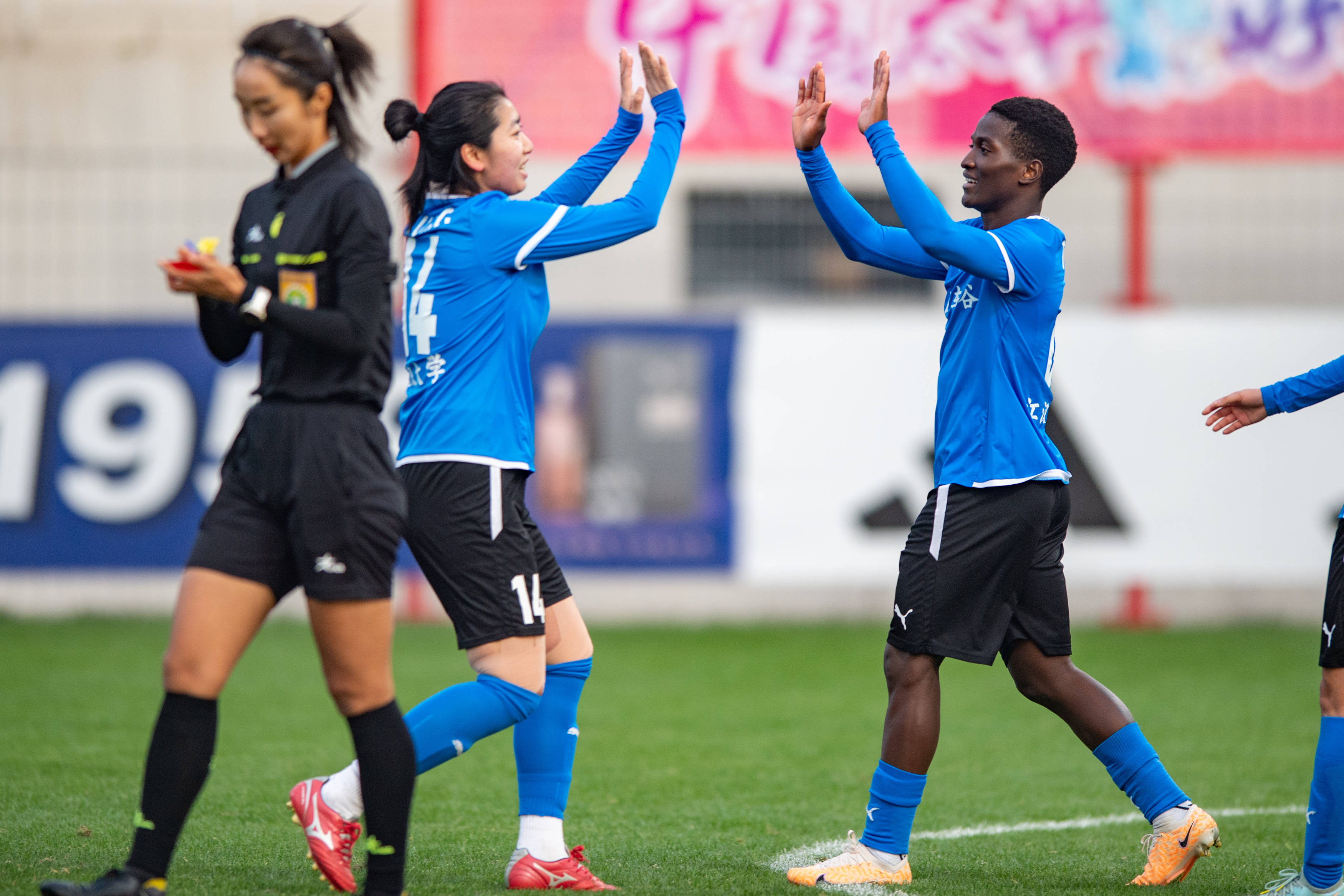 亚洲女足赛季收官，全明星赛打响，掌声雷动