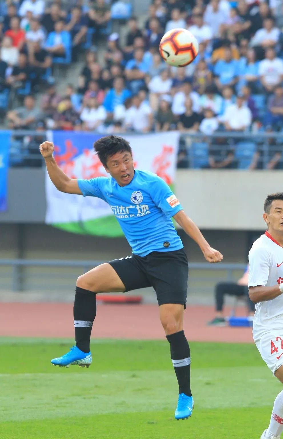 关于波鲁士球队在比赛中完成了胜利，掌声雷动的信息