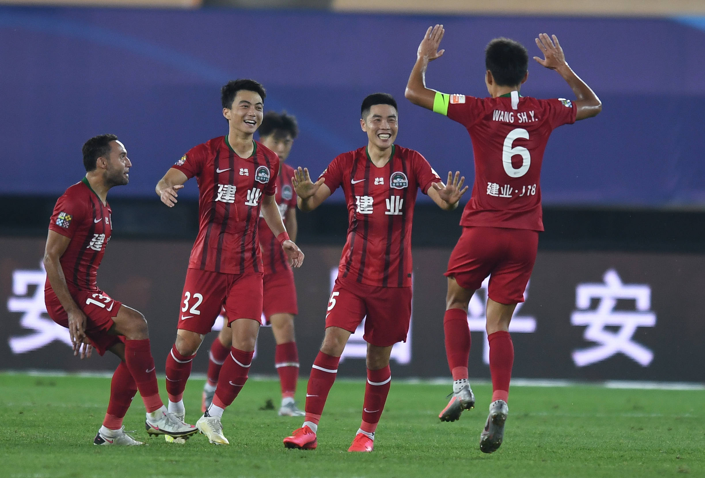 因德斯助攻关键进球，建业险胜，战绩斐然