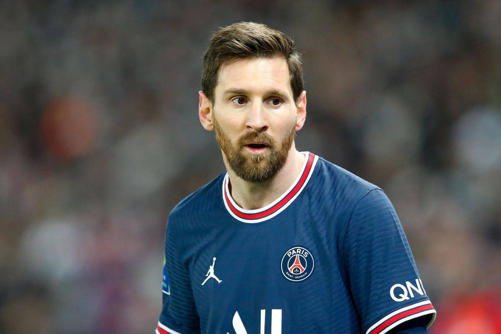 梅西继续领跑射手榜，助巴萨豪取三分，掌声雷动的简单介绍