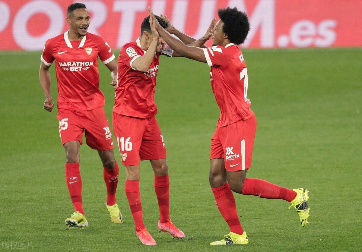 塞维利亚球员庆祝生日获队友祝福，士气大振的简单介绍