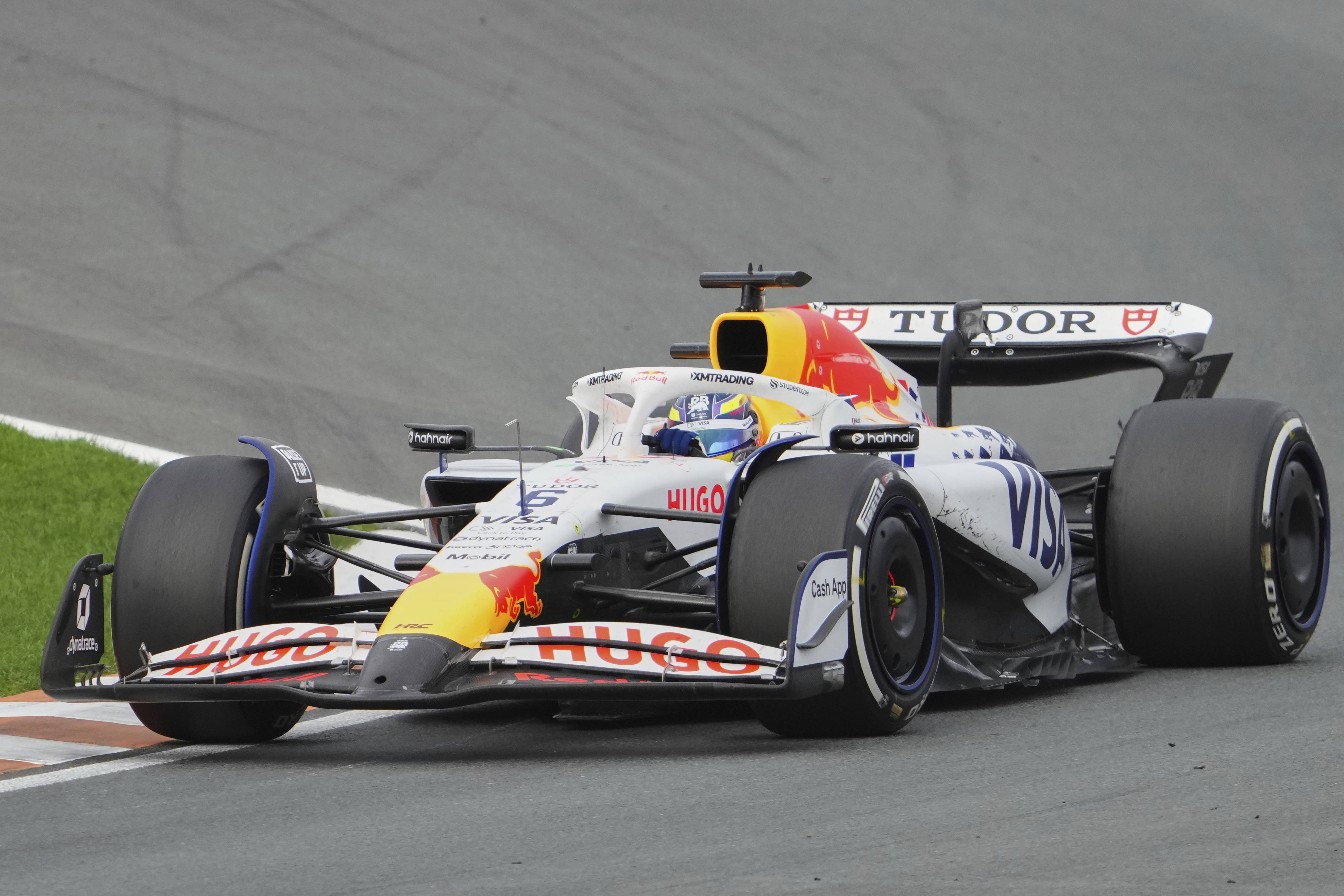 红牛车队翻盘红牛二队，汉密尔顿带队取胜