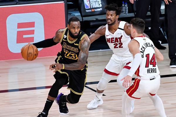 关于北京队横扫湖人，麦科勒姆惊艳四座的信息