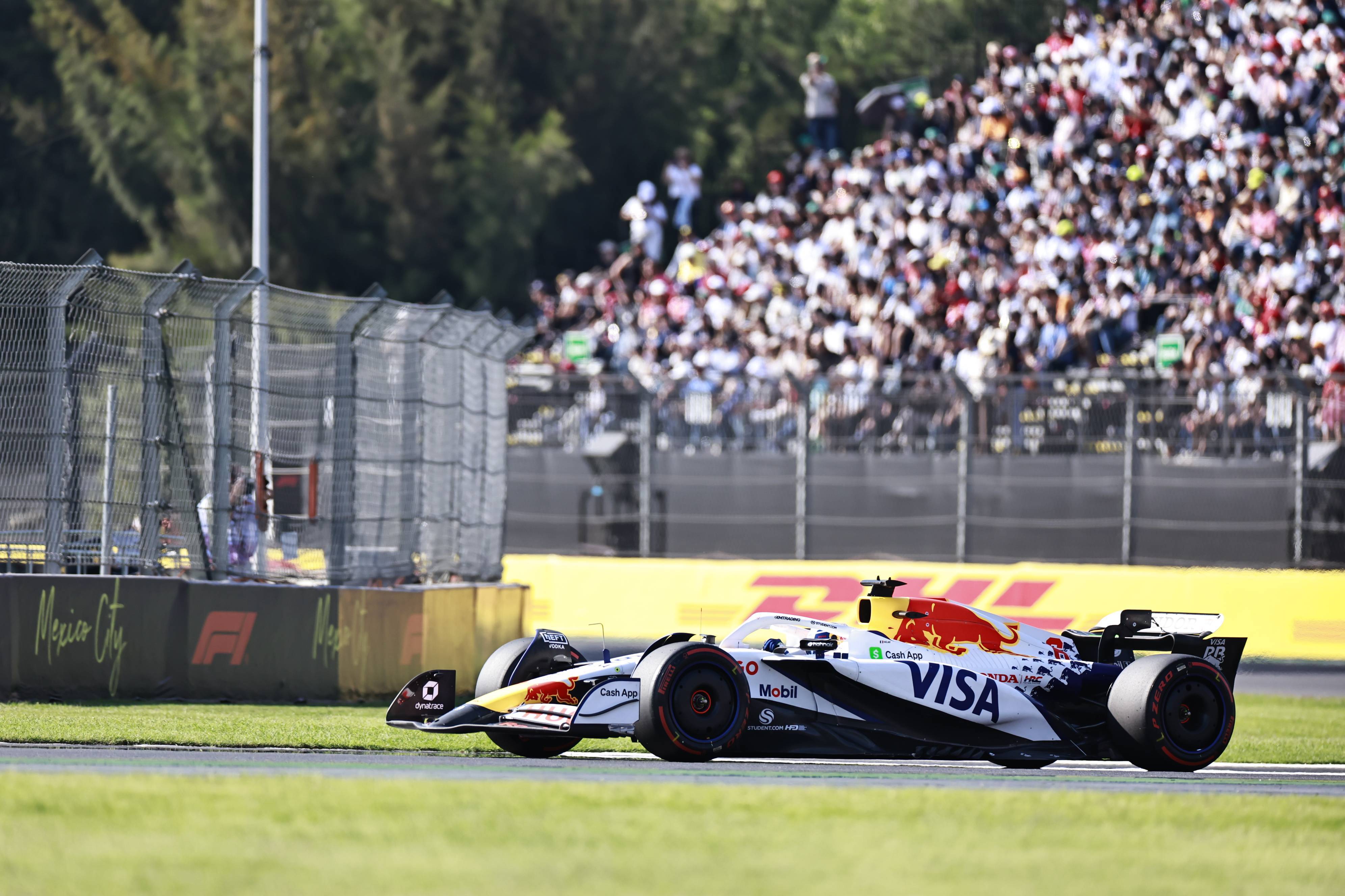 法拉利翻盘红牛二队，拉塞尔统治全场