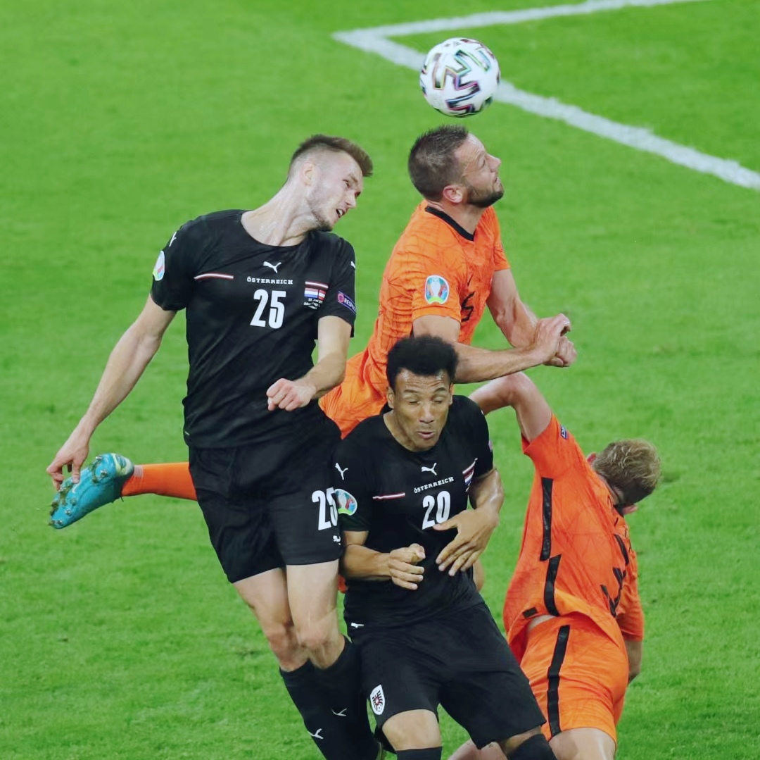 英格兰队鏖战韩国队,波尔点燃赛场 英格兰队鏖战韩国队,波尔点燃赛场