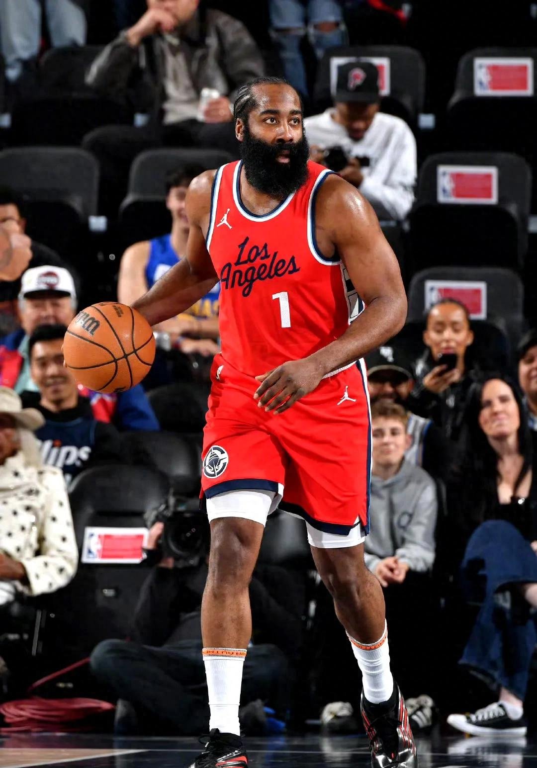 北京队鏖战独行侠,哈登点燃赛场 北京队鏖战独行侠,哈登点燃赛场